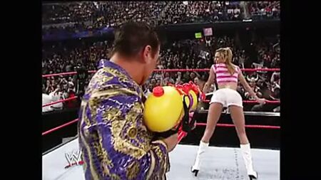 WWE – Stacy Keibler in weißen Shorts, die mit einer Super Soaker-Wasserpistole nassgespritzt wird