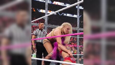 WWE – Sasha Banks wird von Charlotte Flair zu Boden geworfen