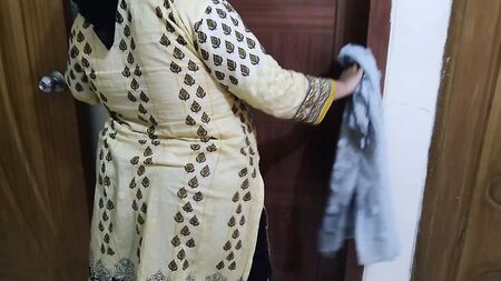 (Punjabi-Tante und ihr Stiefsohn: Heißer Sex) Heiße indische Tante wird beim Hausputz von ihrem Stiefsohn gefickt – Schmutziger Sex