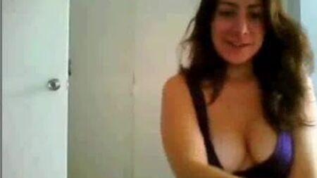 Brasilianerin mit einer Freundin vor der Webcam
