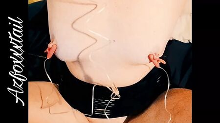 Vibrierende Nippelklemmen beim Vorspiel