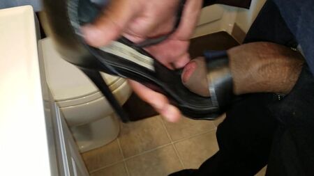 Sperma auf Steve-Madden-High-Heels