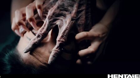 Real Life Hentai – Rae Lil Black wird in ihrem Bett von einem Monster gefickt