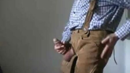 Ein Bayer gibt in seinen Lederhosen an
