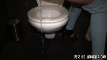 WD Girls Piss-Archiv – 0150_dina_piss