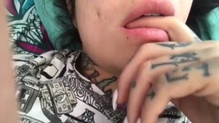 Valentina Davila SG, die sich an den Brüsten und der Muschi reibt