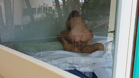 Ein Voyeur hat Nachbarn dabei erwischt, wie sie vor einem offenen Fenster Sex hatten; ich liebe es, den Hintern dieser heißen Milf zu beobachten, während sie auf einem riesigen Schwanz reitet