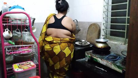 „Kitchen Me Saree Pahana Desi Hot Aunty Ki Chudai“ – (55-jährige tamilische Tante fickt in der Küche)