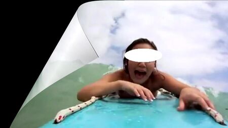 Der Bikini meiner Frau ist beim Schwimmen heruntergerutscht