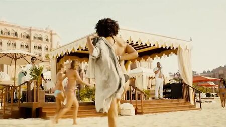 Nathalie Emmanuel in einem sexy Bikini