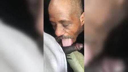 Ein Obdachloser lutscht einen schwarzen Schwanz und schluckt die Ladung