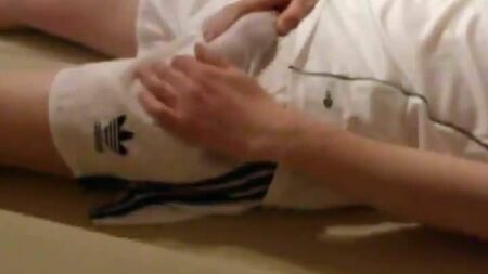 Spritz mir in meine Adidas-Shorts