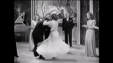 Shirley Temple als Annie tanzt den Jitterbug aus „Miss Annie Rooney“ (1942)