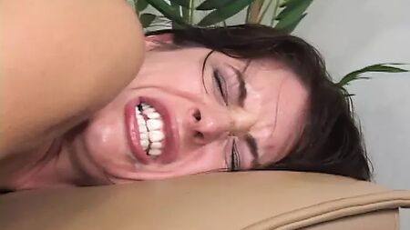 Drunna ist eine heiße Brünette, die sich nach Sex mit einem großen Schwanz sehnt