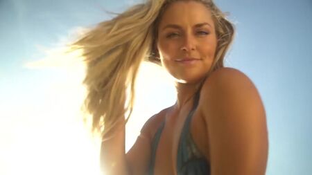 Caroline Wozniacki und Lindsey Vonn zeigen sich nur mit Körperbemalung bekleidet _ Sports Ill