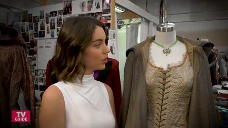 Ein Blick in die Kostümkammer von „Once Upon a Time“ mit Adelaide Kane