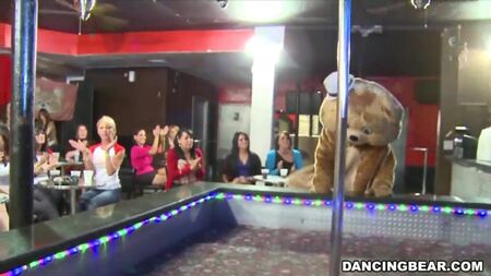 Blowjob-Party mit tanzendem Bären im Stripclub (720p)