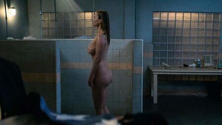 Betty Gilpin: Nacktszene mit Po und Brüsten auf ScandalPlanet.Com
