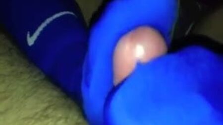 Footjob und Toejob in blauen Fußballsocken