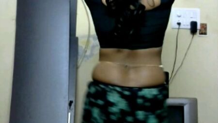 KRITHI CD „SAREE NAVEL TEASE“ mit Bauchkette & Hüftschwüngen