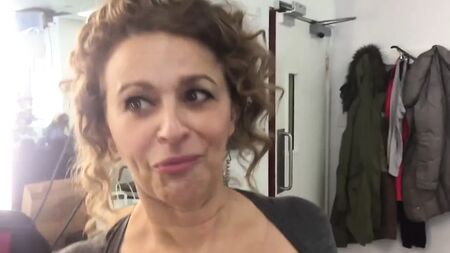 Nadia Sawalha zeigt ihre großen Brüste