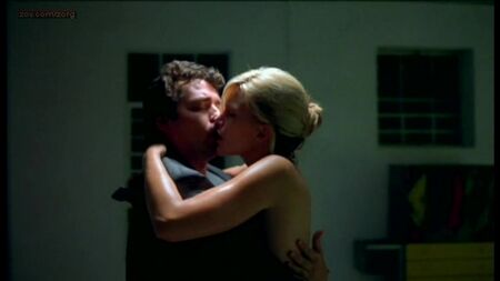 Natasha Henstridge nackt – Secon Skin (2000)