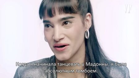 Sofia Boutella steht mit einem Rückbeuge aus dem Bett auf