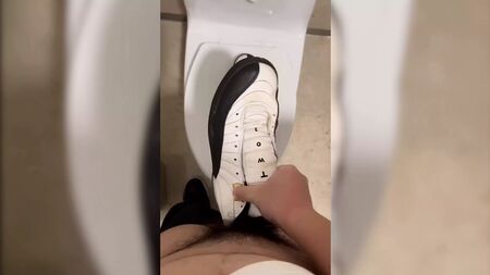 Ficken und Abspritzen in Nike Air Jordan-Sneakers