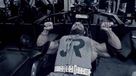 Sergio Oliva Jr. trainiert die Brust