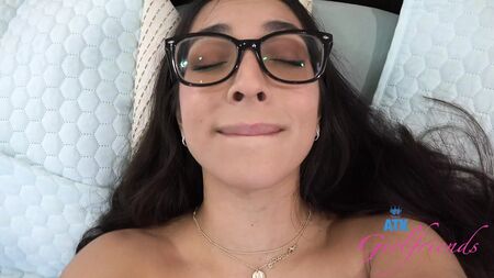 Das Amateur-Babe Madison Wilde mit Brille lässt sich die Muschi lecken und bläst einen Schwanz (POV)