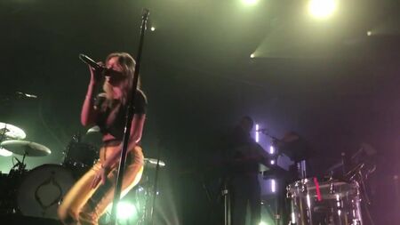 Tove Lo oben ohne – „Talking Body“ [LIVE] 2017