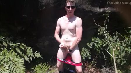 bush_jerk_off_3 (im Freien, Masturbation, Strand, öffentlich, schwul, Solo-Junge, Schwulenpornografie, Schwule im Freien, Schwule in der Öffentlichkeit, schwule Masturbation, schwule Solo-Szenen, schwule Outdoor-Szenen