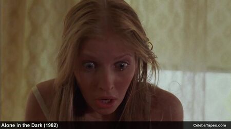 Filmszenen mit der blonden Schauspielerin Carol Levy oben ohne und in Dessous