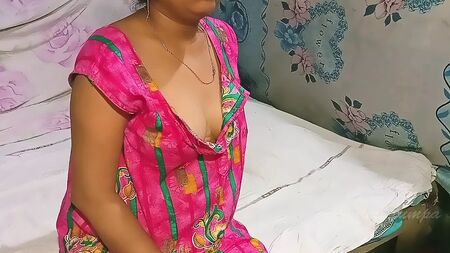 Die indisch-bengalische Tante Tumpa hat Creampie-Sex mit ihrem Mann, der in ihre Muschi abspritzt