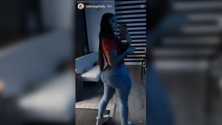 Die tätowierte Holly Booty