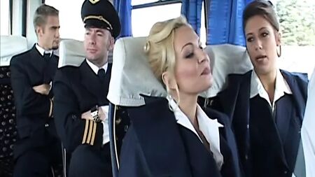 Eine sexy Stewardess beschloss, noch vor Ende des Fluges Sex zu haben
