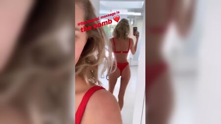 Elsa Hosk in T-Shirt und Unterhose, Selfie bei