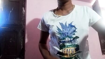 Tamilische Ehefrau zieht ihr T-Shirt aus