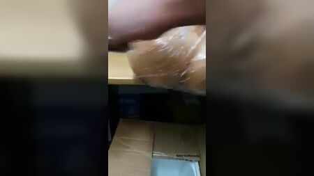 Pakistaner, die mit dem Hintern einer Sexpuppe spielen