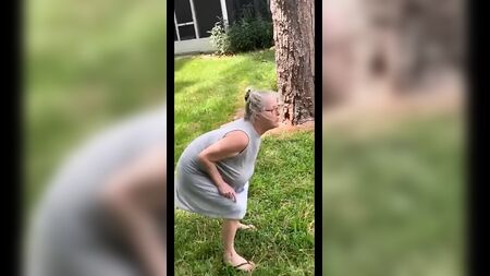 Oma mit schlaffen Brüsten ohne BH