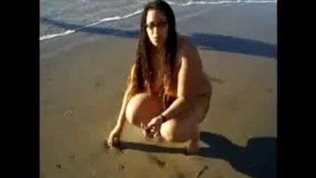 Schwarzer Nudist nackt am Strand