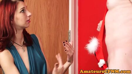 CFNM: Rothaarige wichst Mann im Weihnachts-Mankini