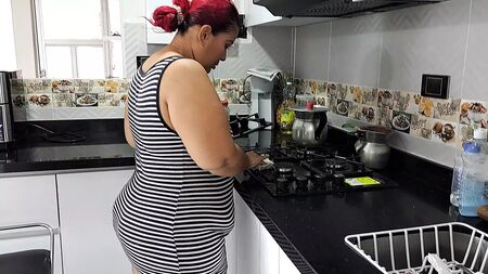 Meine Stiefmutter verführen, damit wir in der Küche Sex haben