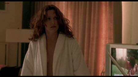 Erin Daniels (Nacktszenen von Erin Daniels in „One Hour Photo“ (2002))