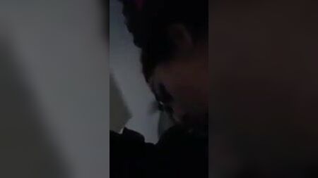Junges Mädchen bei einer Gruppensex-Orgie