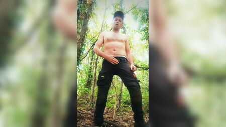 Pissen mit Ständer und Sperma in den Bäumen