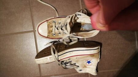Sperma auf schmutzigen weißen Converse-Chucks