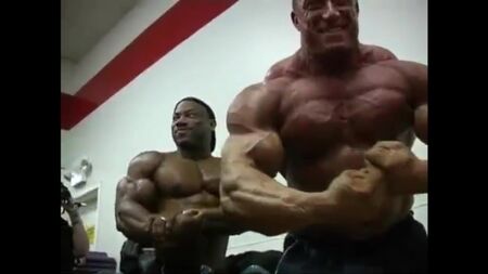 Markus Ruhl, Jay Cutler, Dexter Jackson und Gunter Schlierkamp posieren vor dem Mr. Olympia 2004