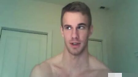 Heterosexueller, gutaussehender Typ vor der Webcam mit Ton
