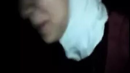 Eine arabische Schlampe im Hijab mit ihrem Freund im Auto